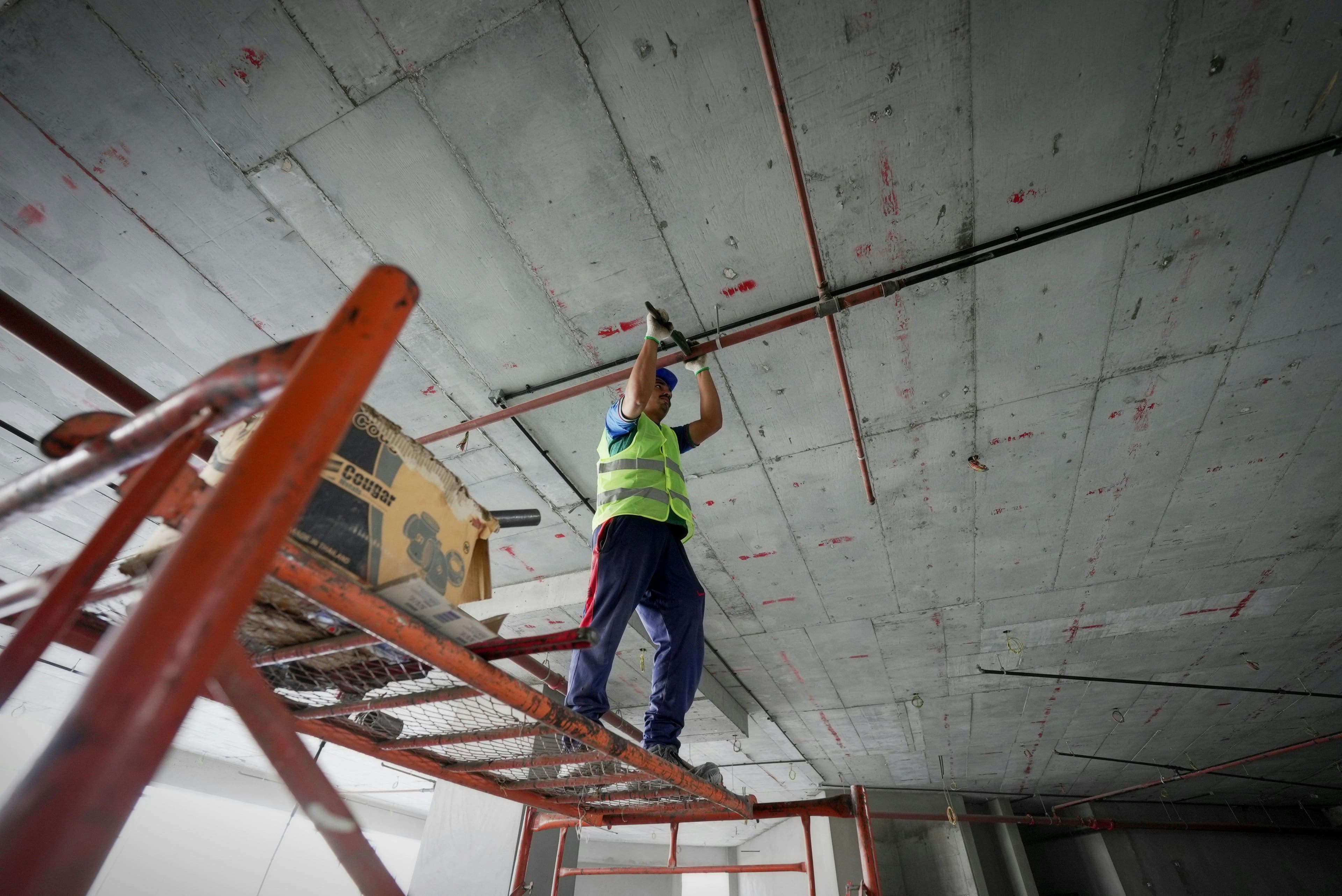 Image of rake con checking structural stability.